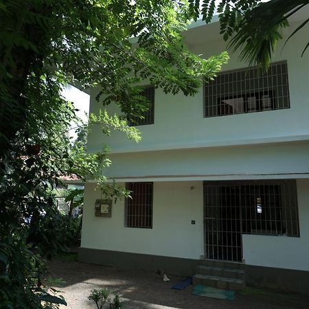 Daffodil Rooms - Non Ac Tellicherry ภายนอก รูปภาพ